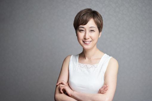 Middle-aged Japanese woman with arms folded looking at the camera, mặt cười, mỹ phẫm, nhật bản, JPG