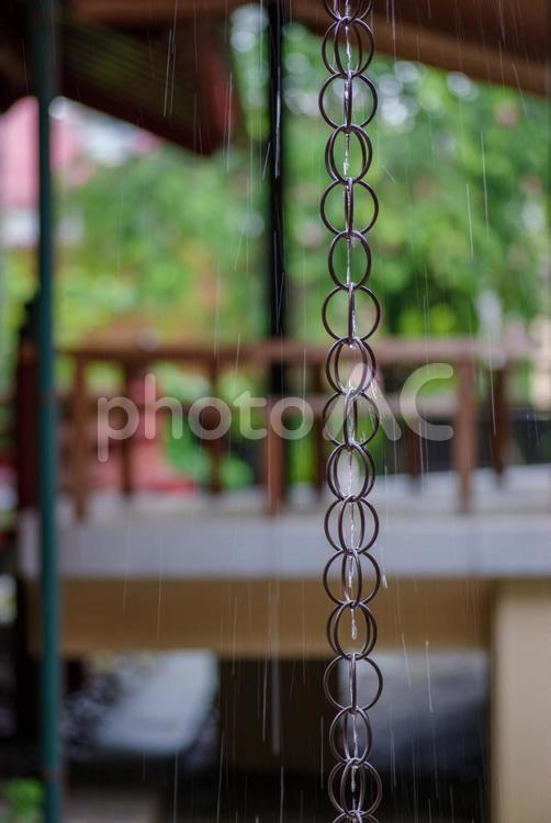 東京赤坂にある氷川神社に雨が降る 雨,とい,境内の写真素材