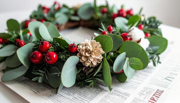 英字新聞の上のクリスマススワッグ 英字新聞の上のクリスマススワッグの写真