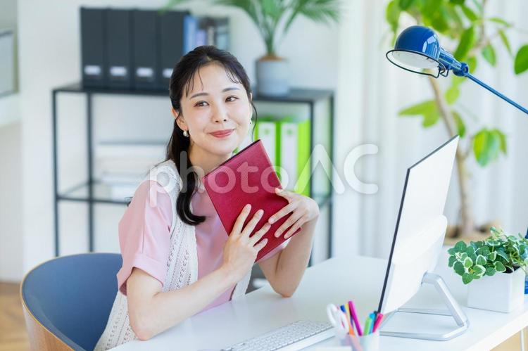 オフィスで働くビジネスウーマン ビジネスウーマン,笑顔,キャリアウーマンの写真素材