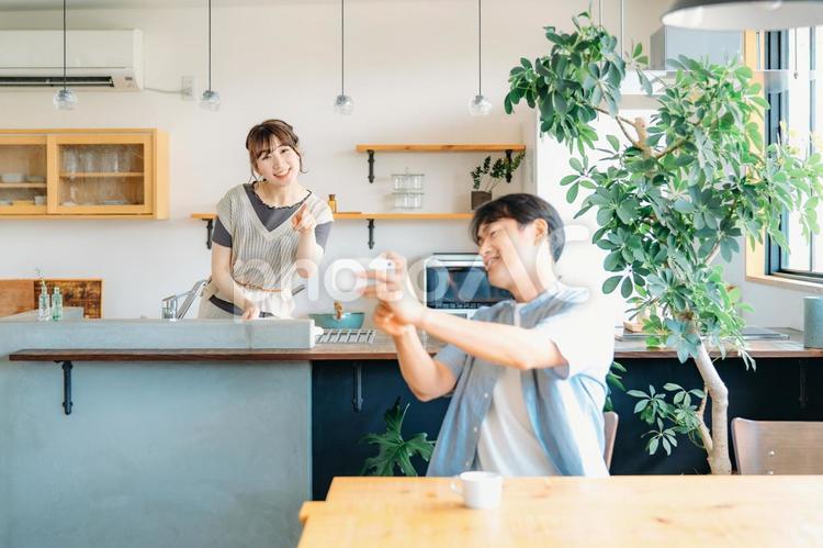 家でくつろぐ仲の良い夫婦（スマホ） スマホ,アプリ,夫婦の写真素材