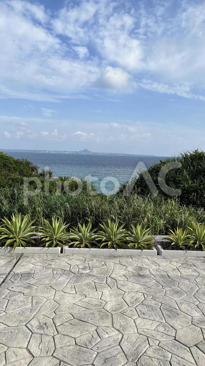 丘からの風景 海,晴れ,沖縄の写真素材