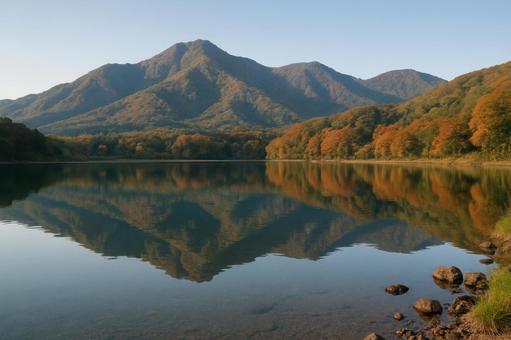 静かな湖畔に映る初秋の山々 静かな湖畔に映る初秋の山々の写真