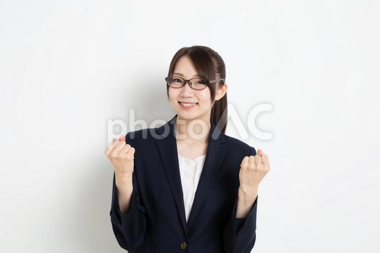 ガッツポーズして喜んでいるメガネのビジネスウーマン 女,女性,日本人の写真素材