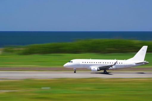 滑走路を走る飛行機 滑走路を走る飛行機 飛行機,ジェット機,乗り物の写真素材