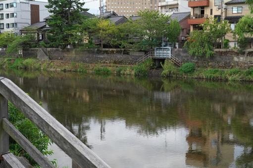 浅野川の小さな水門 浅野川,水門,金沢の写真素材