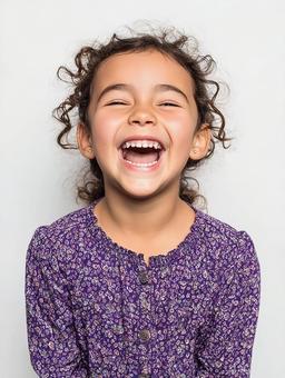 無邪気で幸せそうな女の子の表情 無邪気で幸せそうな女の子の表情の写真