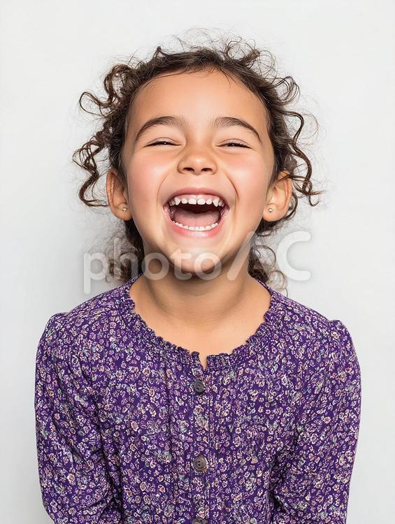 無邪気で幸せそうな女の子の表情 女の子,子供,笑顔の写真素材