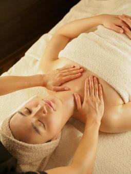 Beauty treatment, relaxation, aroma image, JPG Beauty treatment, relaxation, aroma image, beauty salon, décolleté, massage, JPG