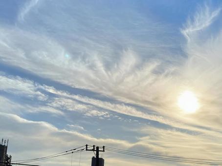 あばら雲と太陽 あばら雲,肋骨雲,羽雲の写真素材