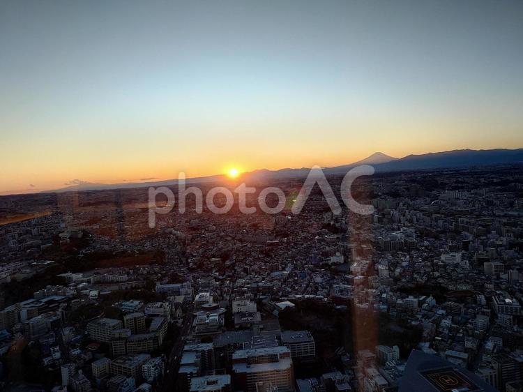 夕焼けの街並みと富士山 富士山,夕焼け,夕日の写真素材