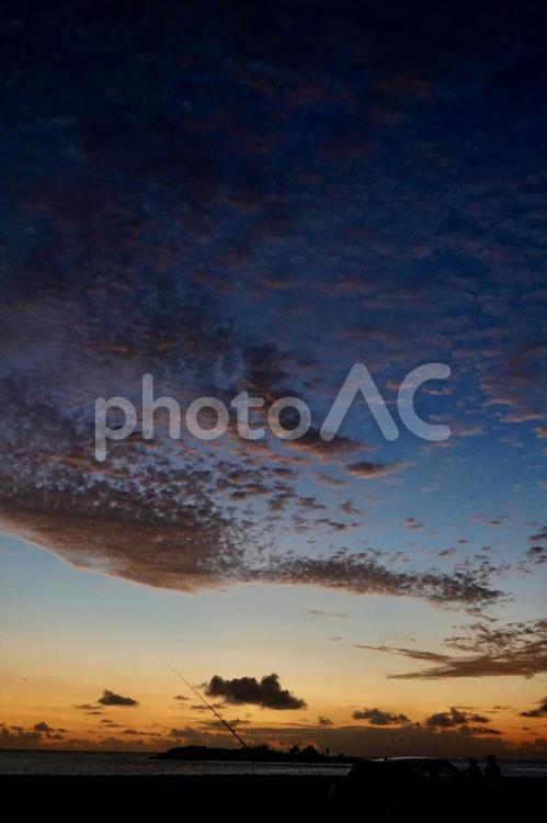 沖縄県宮古島　グラデーション　夕景　釣り人 ゆうぐれ,秋の夕暮れ,天気の写真素材