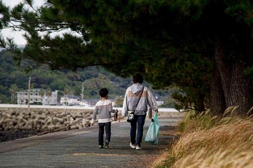 ＜素材＞夕暮れの公園の遊歩道を歩く親子 家族,親子,ウォーキングの写真素材