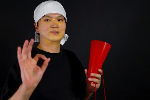 手ぬぐいの男性とメガホン 手ぬぐいの男性とメガホンの写真