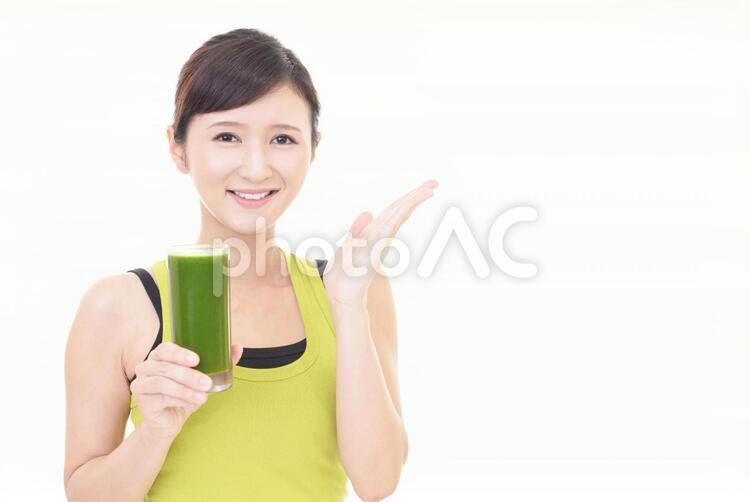 野菜ジュースを持つ笑顔の女性 女性,女,ジュースの写真素材