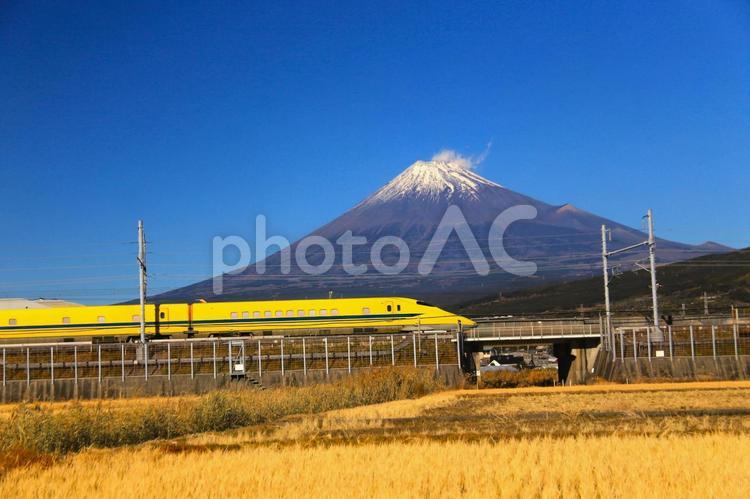 富士山とドクターイエロー ドクターイエロー,田んぼ,山々の写真素材