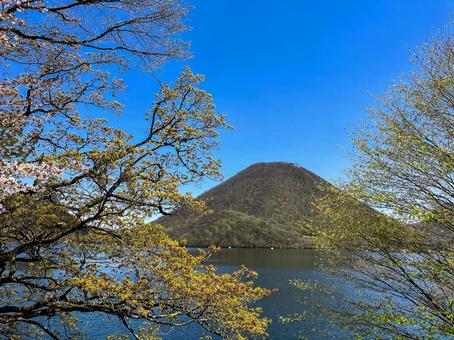 春の榛名山と榛名湖 春の榛名山と榛名湖 榛名山,榛名富士,榛名湖の写真素材