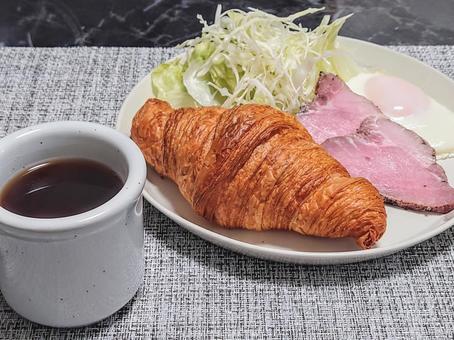 クロワッサンの朝ごはん クロワッサンの朝ごはん クロワッサン,パン,バターの写真素材