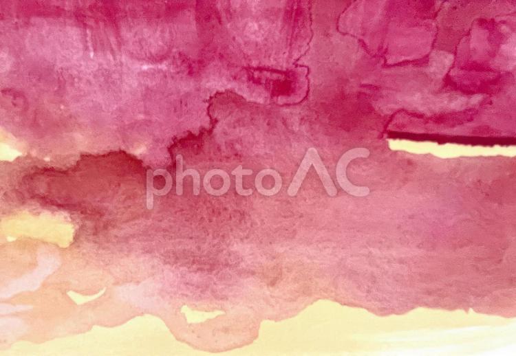 黄色と紫の滲んだ水彩絵の具の背景素材 紫,赤紫,黄色の写真素材