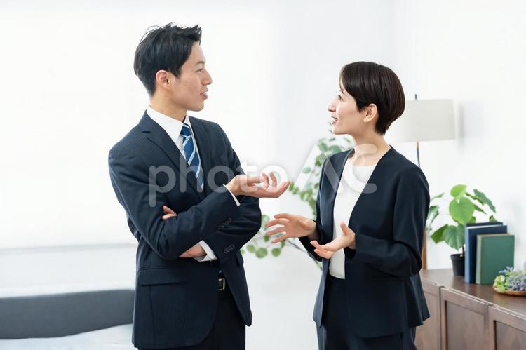 話すビジネスマン 男性,会議,人物の写真素材