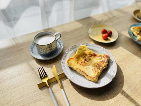おうちカフェ モーニング おうちカフェ モーニング カフェラテ,おうちカフェ,フレンチトーストの写真素材
