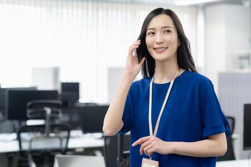 オフィスカジュアルの若い女性エンジニア オフィスカジュアルの若い女性エンジニアの写真