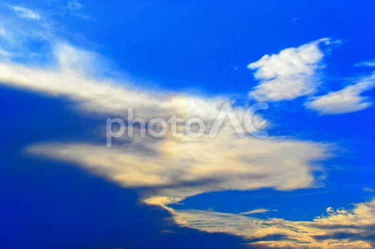 黄色い彩雲と青空 青空,空,夏の空の写真素材