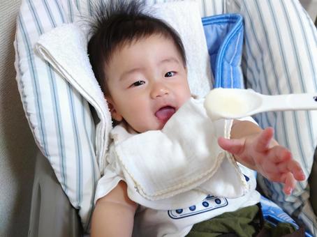 離乳食に口を開ける赤ちゃん(6カ月) 離乳食に口を開ける赤ちゃん(6カ月) 赤ちゃん,子供,6カ月の写真素材