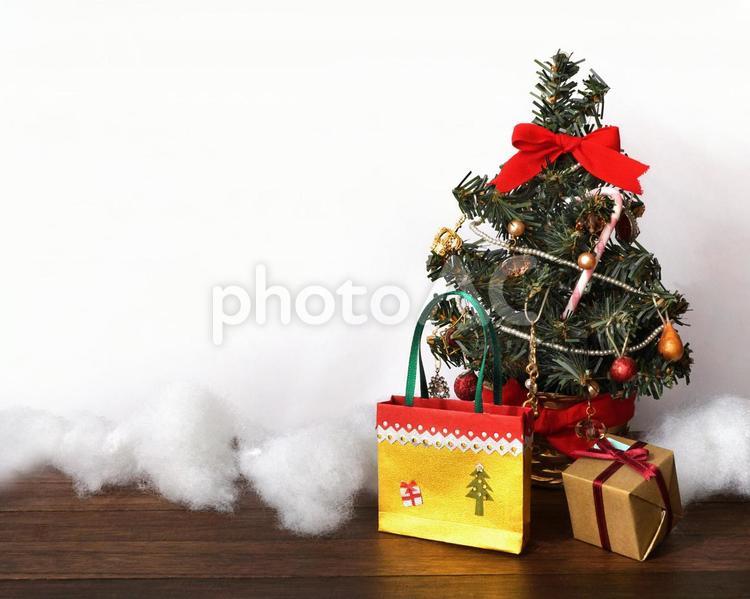 クリスマスツリーとプレゼント【4】 ツリー,クリスマスツリー,プレゼントの写真素材