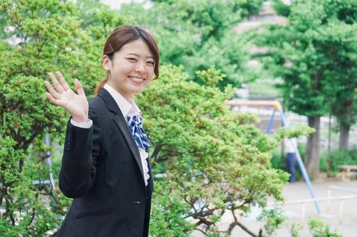 笑顔で手を振る制服姿の学生 彼女,昼休み,ハッピーの写真素材