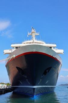 １０月中旬の日中の高松港のにっぽん丸 にっぽん丸,クルーズ船,船の写真素材