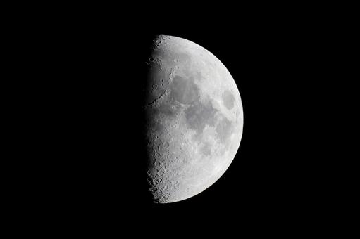 月齢 8.7の月 月齢 8.7の月の写真