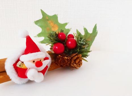 サンタさんとヒイラギ2 サンタクロース,ヒイラギ,クリスマスの写真素材