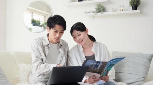 旅行プランを話し合うアジア人カップル 旅行プランを話し合うアジア人カップル 旅行,カップル,女性の写真素材