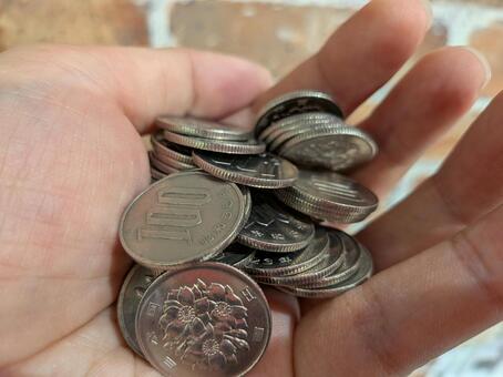 大量の100円玉を握る手 手,小銭,手のひらの写真素材