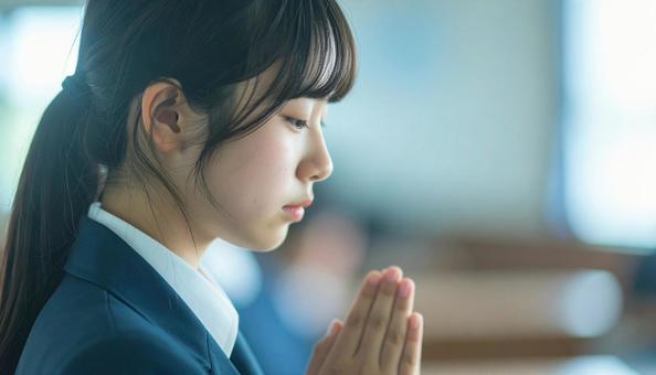 手を合わせて受験合格を祈る制服の女子高生 手を合わせて受験合格を祈る制服の女子高生の写真