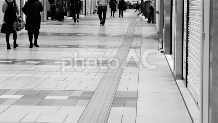 早朝の地下街の風景：白黒 地下街,東京駅,東京の写真素材