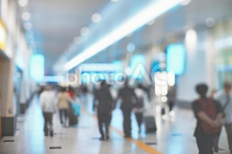 歩行者の後姿とぼかし風景 ビジネス,人物,駅の写真素材