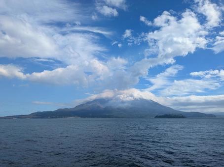 垂水フェリーから見た雲をかぶる桜島と青空 垂水フェリーから見た雲をかぶる桜島と青空 桜島,垂水フェリー,錦江湾の写真素材