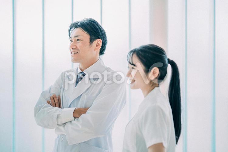 中高年の医療スタッフの横顔（医師・看護師・2人） 医療,医者,看護師の写真素材