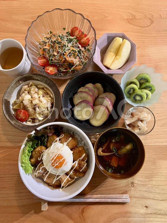 鶏むね照りマヨ丼定食 ご飯,食事,夜ごはんの写真素材