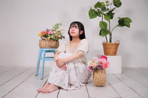 膝を抱えてリラックスする女性 膝を抱えてリラックスする女性 女性,若い,20代の写真素材