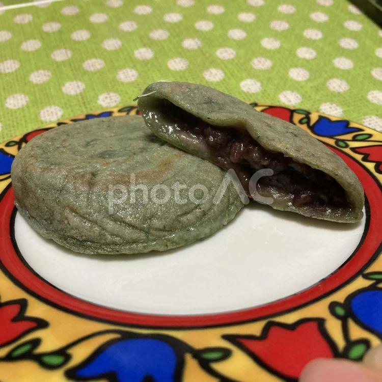よもぎの梅ヶ枝餅〜餡子 よもぎ,和菓子,餡子の写真素材