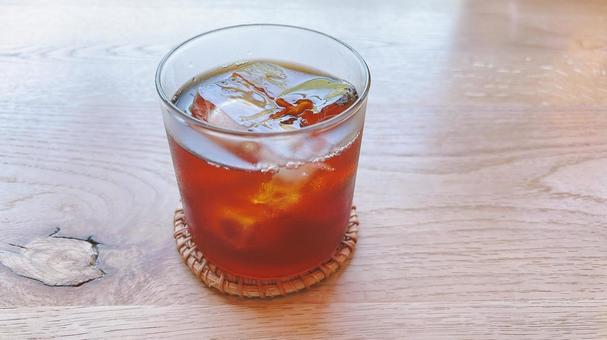 木製コースターとアイスコーヒー 木製コースターとアイスコーヒー アイスコーヒー,コーヒー,飲み物の写真素材