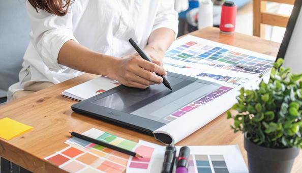 ペンタブで絵を描く日本人女性の写真