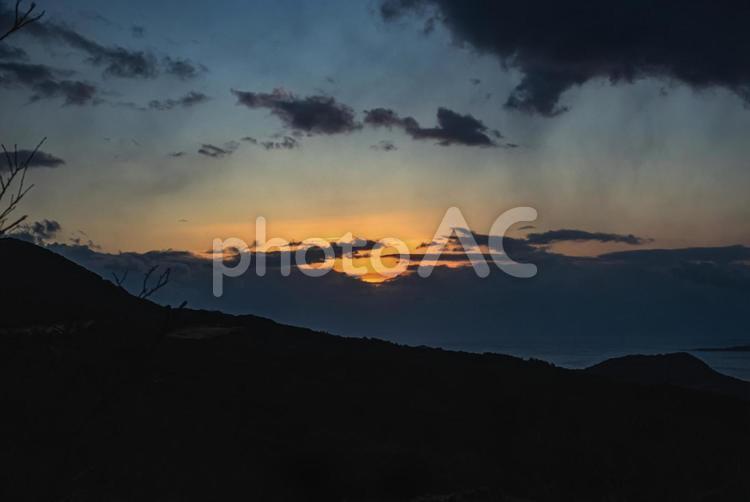 ＜五島の景色＞朝の鬼岳樹木園の夜明け 風景,空,海の写真素材