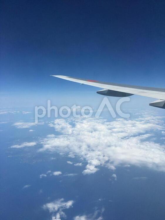 機内から小さく見える富士山 飛行機,航空機,空の写真素材