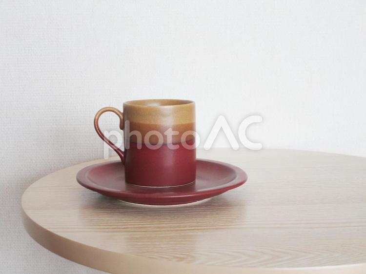 モダンなコーヒーカップと木目のテーブル コーヒーカップ,テーブル,木目の写真素材
