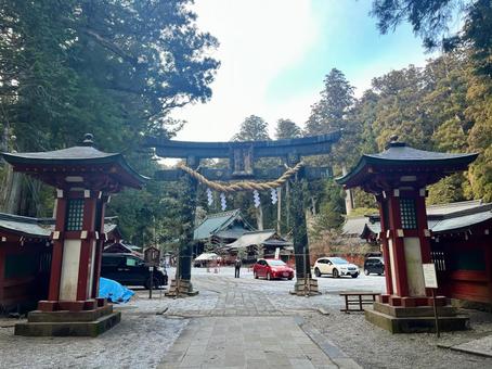 Photo, two barren hills, sunlight, torii, 