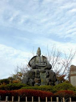 源氏山公園・秋の空を背負う源頼朝坐像 源頼朝,鎌倉市,源氏山公園の写真素材